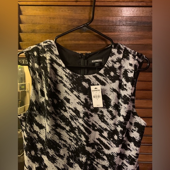 🔻👇price drop👇🔻Express size S Metallic Printed Pleated Shoulder Ruffle Dress - Picture 16 of 16